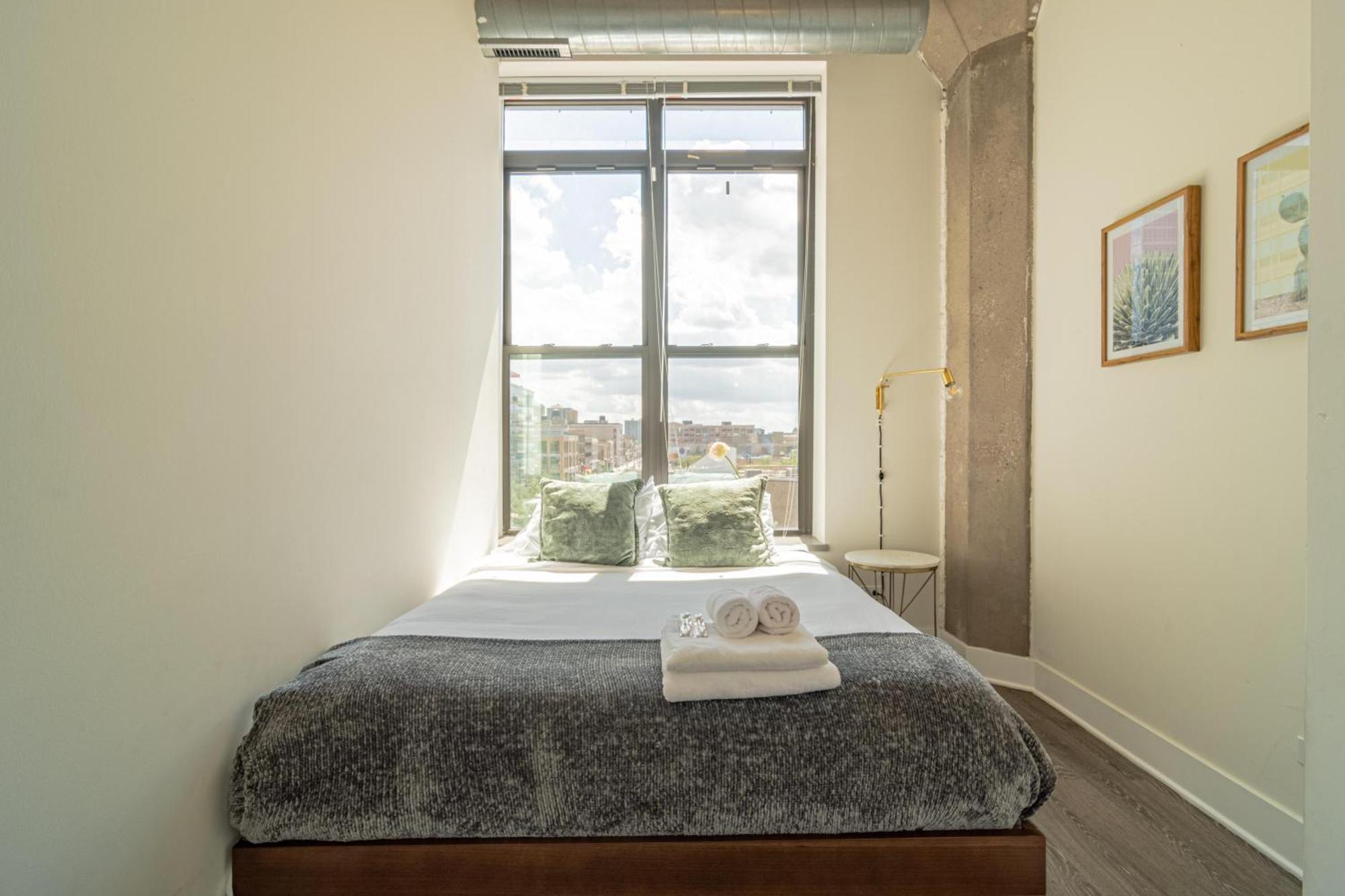 Bright 2Br Luxury Corner Suite With Optional Parking Sleeps 6 Guests Near Mccormick Place And Soldier Field شيكاغو المظهر الخارجي الصورة