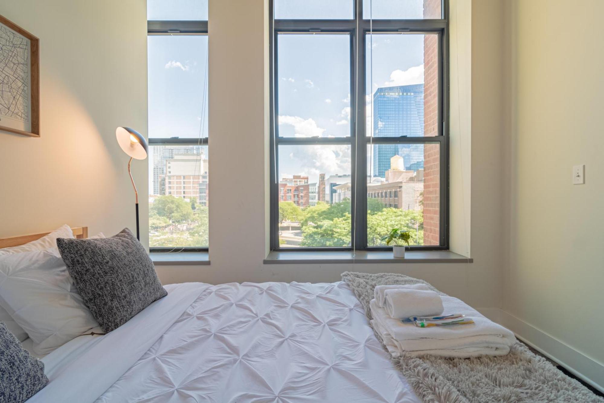 Bright 2Br Luxury Corner Suite With Optional Parking Sleeps 6 Guests Near Mccormick Place And Soldier Field شيكاغو المظهر الخارجي الصورة