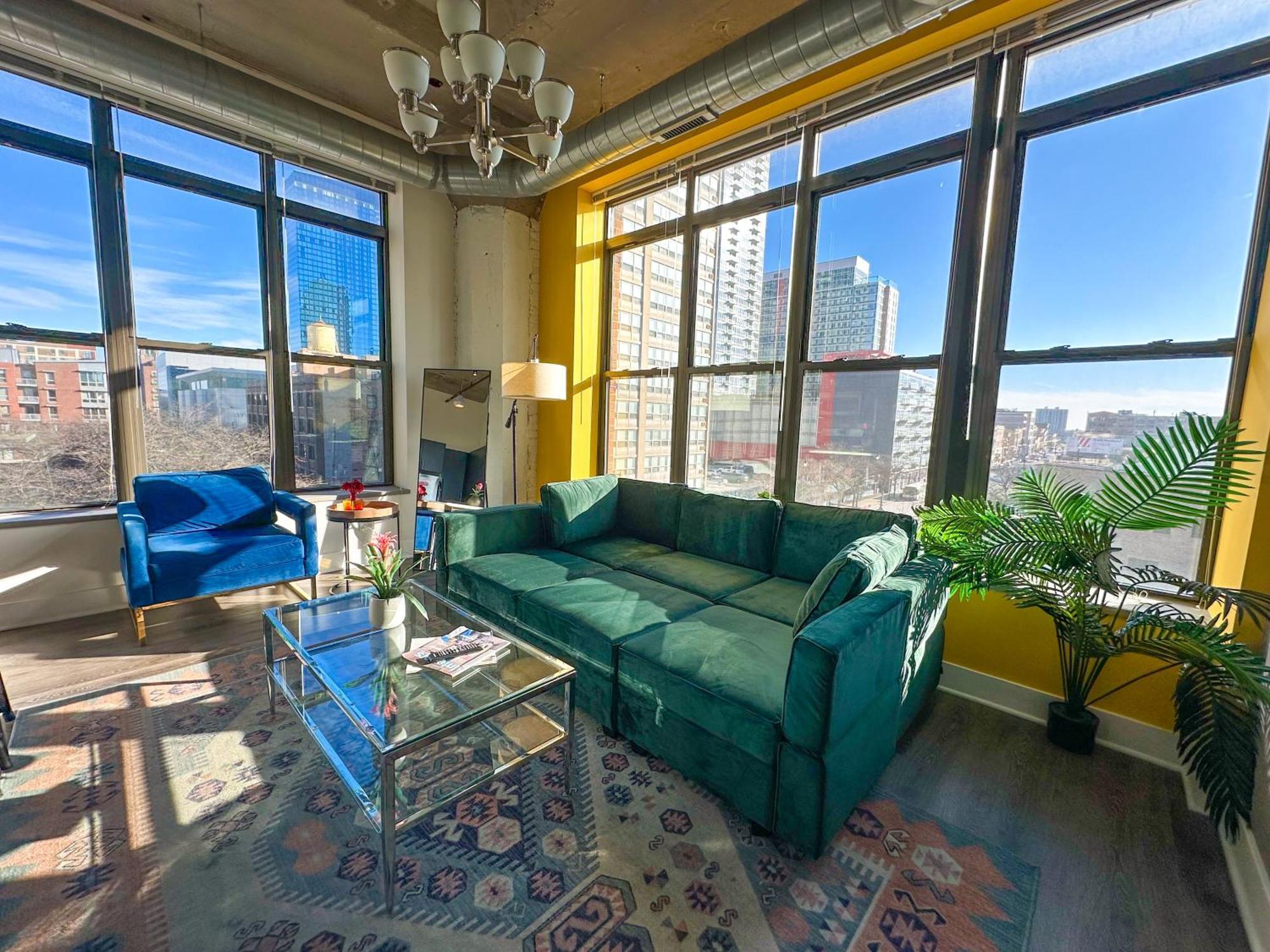 Bright 2Br Luxury Corner Suite With Optional Parking Sleeps 6 Guests Near Mccormick Place And Soldier Field شيكاغو المظهر الخارجي الصورة
